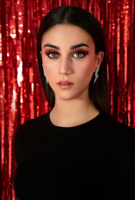 infoelite_'s tweet photo. Claudia Salas vía Instagram para Maybelline.

"Desde que tengo uso de razón me encanta la navidad y aunque los últimos años han sido difíciles, pues  sobraban platos y faltaban personas, este va a ser distinto..." https://t.co/cnWXKa4GwM