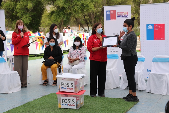 DPPHuasco's tweet photo. En Pase Ribereño #Vallenar @galeb_bou @DPPHuasco  Encabeza  Feria Provincial de Emprendedores del @FOSIS_ATACAMA , junto a @TereCanasPrecht Dir. Reg. @FOSIS_ATACAMA  reconocimiento al gran esfuerzo desplegado en medio de la Pandemia. https://t.co/GjBZK3VzEf https://t.co/lQURgQcFxw