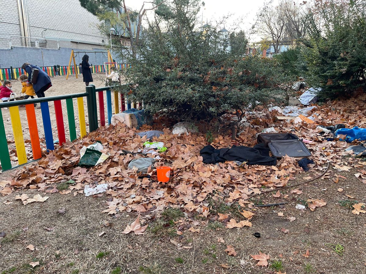 tamita321's tweet photo. Así está el parque al lado del Alcampo de Pío XII en Madrid, jardines de Gloria Fuertes  (Avda de Pío XII, 2B).
@JMDChamartin @MADRID 
¿Podrían pasar a limpiarlo?
Gracias https://t.co/btYG7dAfcl