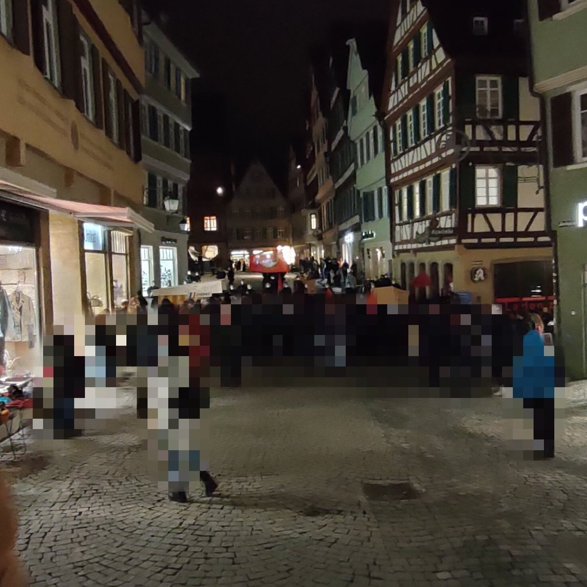 Gruppenkind's tweet photo. #Querdenken in #Tübingen lief heute nicht. Alle Zugänge zum Markt waren von Antifaschist:innen besetzt und Aufzugsversuche durch die Stadt wurden konsequent blockiert. https://t.co/MiYSQH2weJ