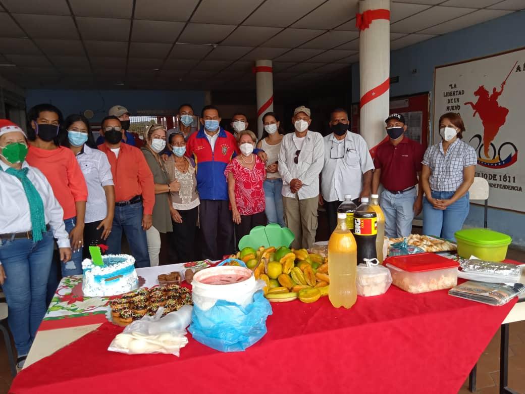 UnefaExtUpata's tweet photo. Personal Administrativo, Obrero y docentes contratados, bajo la dirección del Cddno. Cnel. Luis Lezama, realizaron un compartir navideño, donde hubo un contagio de felicidad, alegría, amor, solidaridad y mucho afecto entre los presentes. @nucleobolivar @UnefaVrrGuayana https://t.co/vLpArcKUQ8