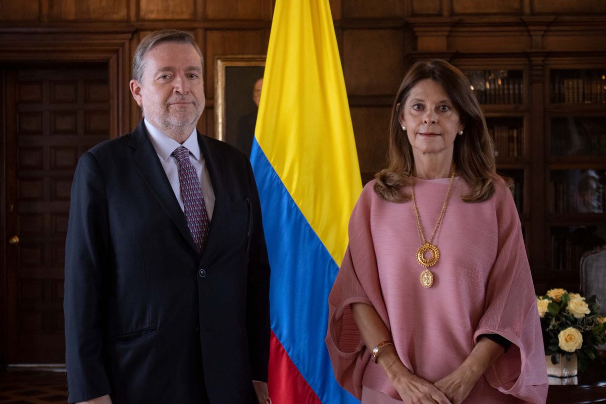 CancilleriaCol's tweet photo. Ante la #VicepresidenteYCanciller, @mluciaramirez, se posesionó el nuevo Embajador de Colombia 🇨🇴 ante el Reino de Marruecos 🇲🇦, José Renato Salazar, funcionario de Carrera Diplomática. 
Fortalecer aún más la relación bilateral y la cooperación serán algunas de sus prioridades. https://t.co/NYQglOuXju