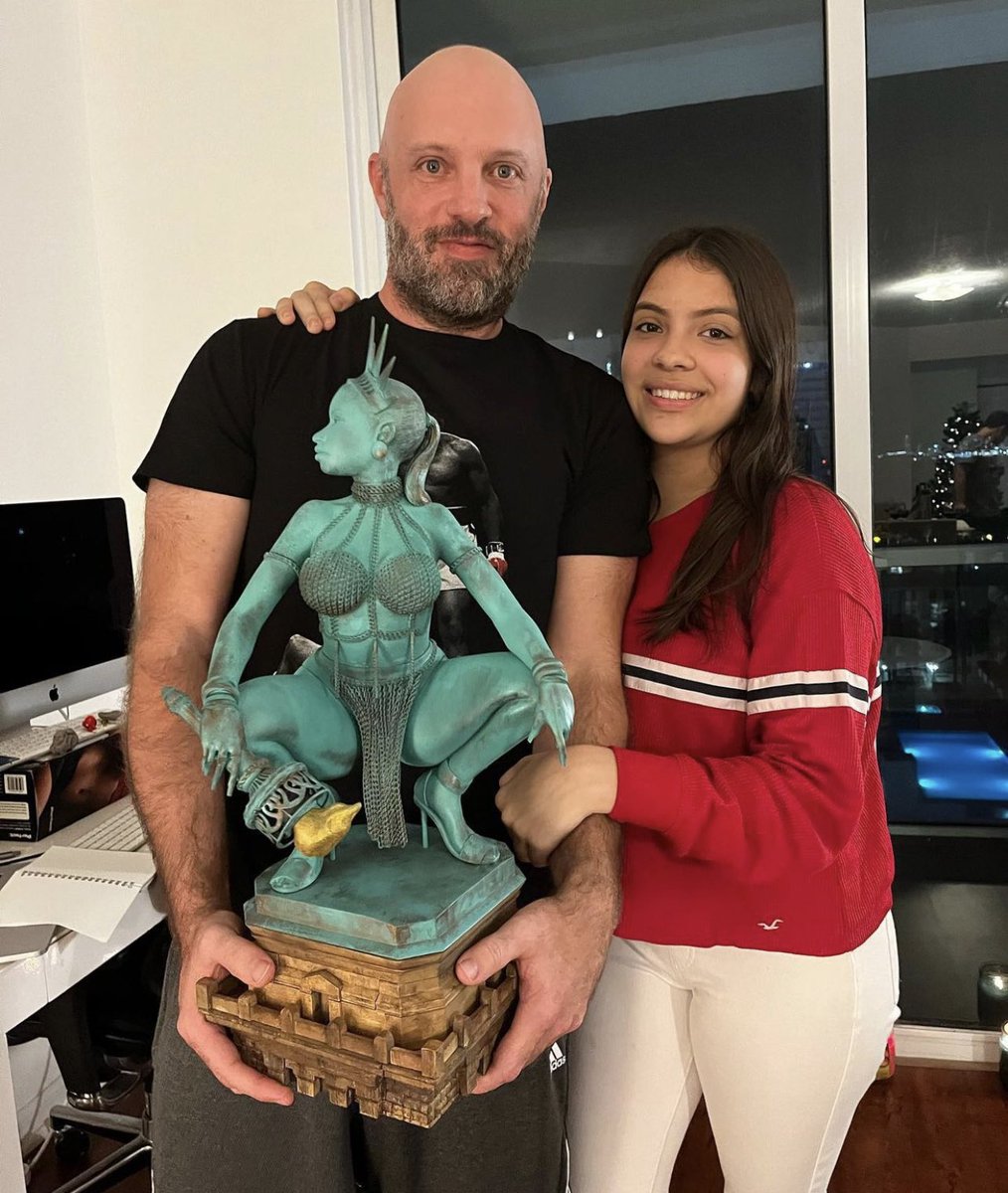 OnikaPoppin's tweet photo. .@MarceloBoasso the artist who made the “Lady Liberty” statue said he would like to gift it to @NICKIMINAJ ❤️ https://t.co/X7v5BwtOcz