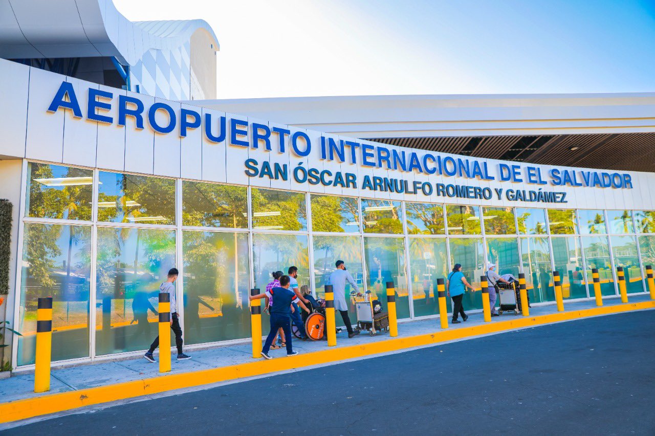 CEPA on Twitter: "Ya puedes recibir a tus familiares o amigos en la Plaza de Bienvenidas en nuestro Aeropuerto Internacional de El Salvador. ✈️🧳🙌🏻 Recuerda seguir las medidas de bioseguridad implementadas. 😷