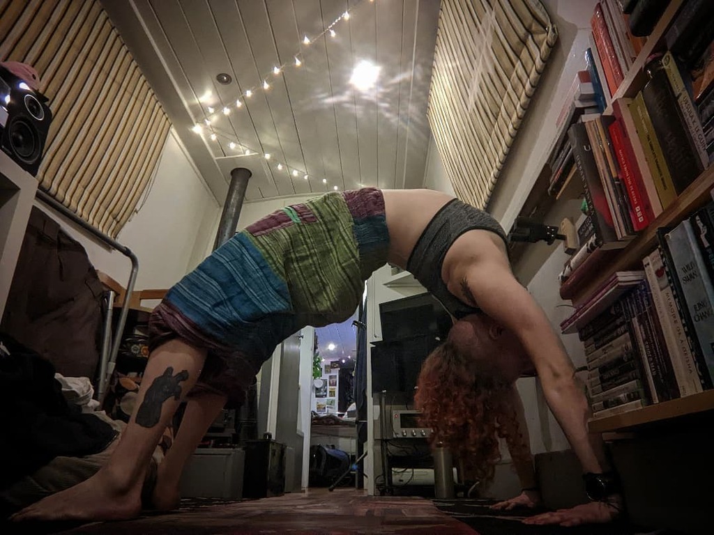 thebechdelbitch's tweet photo. How my backbends are looking at the end of 2021 thanks to @stretch_with_katarina ๐ short enough to fit on a narrow boat!
#flexitraining #flexibilitytraining #backbend #pdfloorwork #pdbending #polersofig #pdbridge https://t.co/vKgAuhjHwE