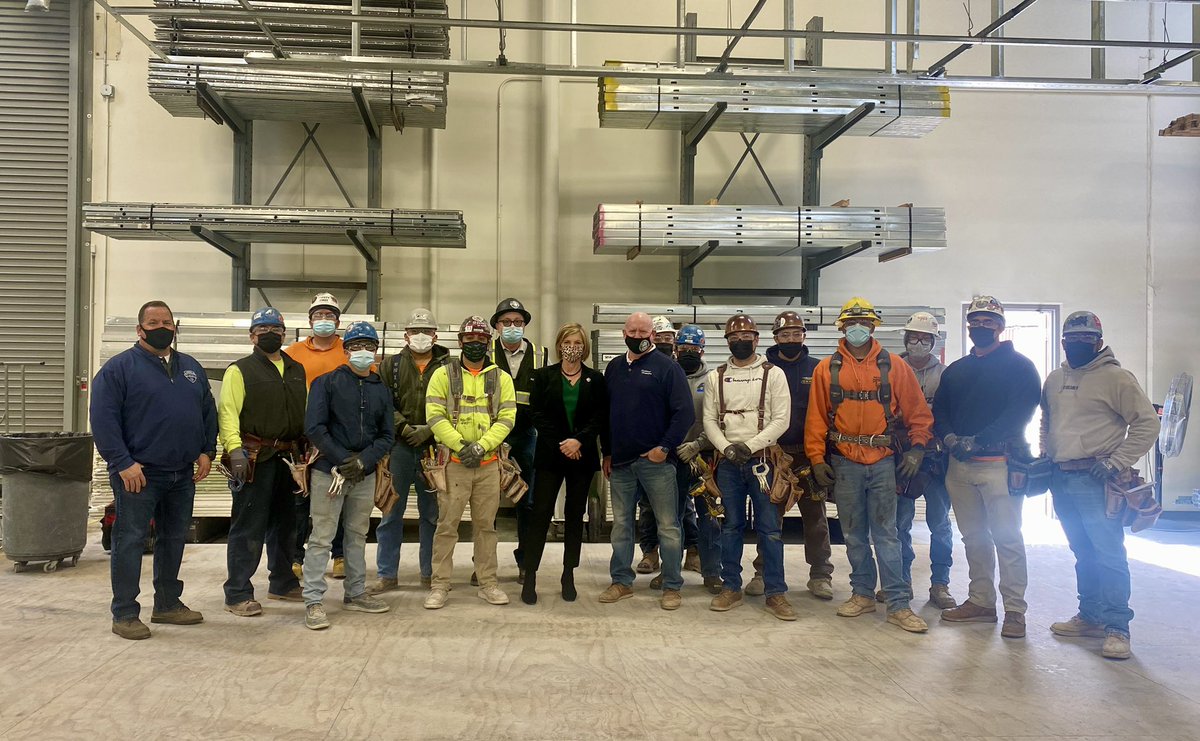 RepSusieLee's tweet image. 140,000 jobs all right here in Nevada. That’s the power of the bipartisan infrastructure law.

Such a pleasure to sit down today with @SouthwestCarps Local 1977 to talk about these good-paying jobs and the investments in apprenticeship programs to help train our workforce.