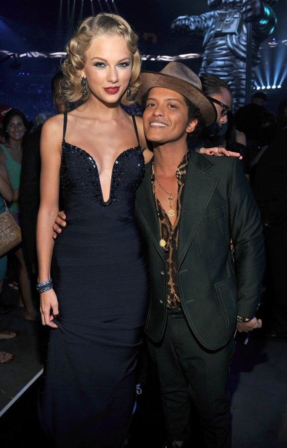 BRUNOARCHIVE's tweet photo. #HappyBirthdayTaylorSwift 🥳 https://t.co/JJa21HED9E