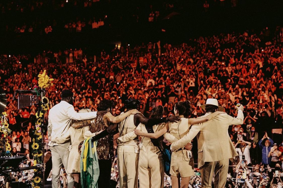 hsdaily's tweet photo. “The second Harry and the band went on stage at UBS Arena knowing that we just got through 42 shows without missing one, that was my favorite moment of the entire tour.” - Jeff Azoff on his favorite moment from Love On Tour https://t.co/NH8GMh9wB4
