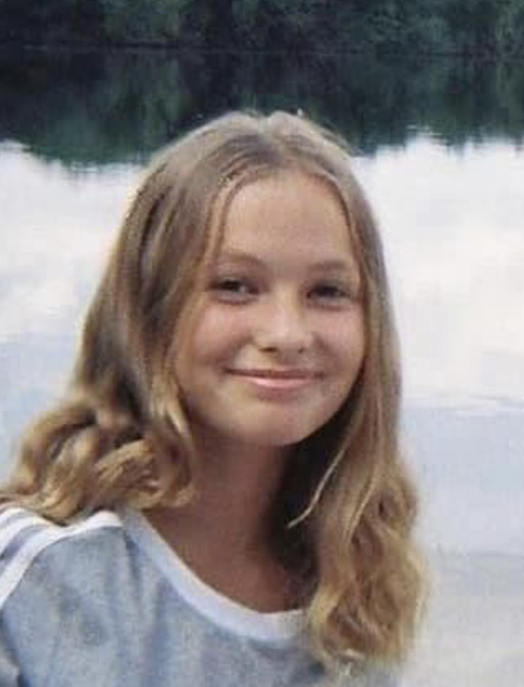 FairfordTownFC's tweet image. A young girl from Farmor’s school has gone missing today. Her name is Emma Prosser. She is 15. And was last seen leaving Farmor’s.If anyone has seen her or knows anything that may help please message. Please ask your kids if you have teenagers!The school and police are involved.