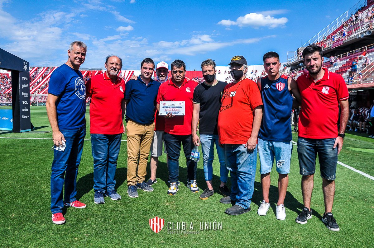 clubaunion's tweet photo. En la previa del #ClásicoSantafesino se homenajeó al Cabo Primero Germán Suarez, hincha tatengue y héroe del ARA San Juan, y a los demás tripulantes 🇦🇹

👏🏻 La distinción, que quedará en el club, fue recibida por su familia en el "15 de Abril". https://t.co/Er0EuyIF8S