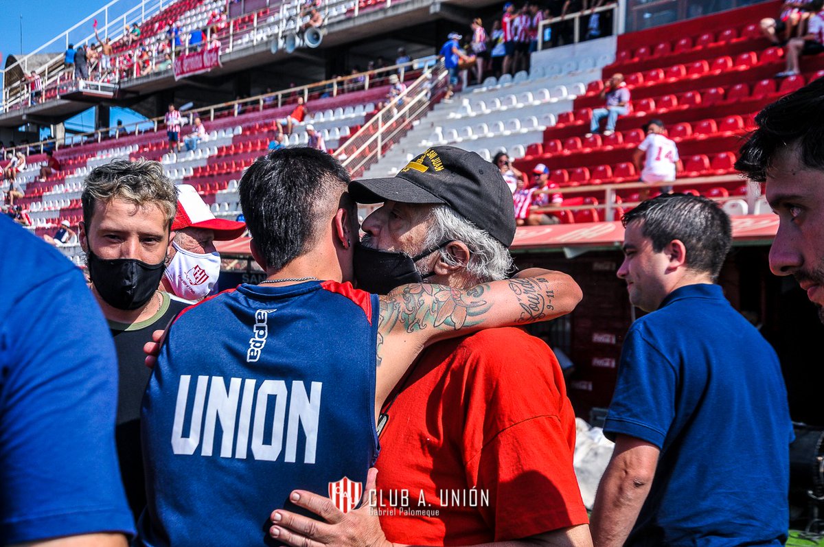 clubaunion's tweet photo. En la previa del #ClásicoSantafesino se homenajeó al Cabo Primero Germán Suarez, hincha tatengue y héroe del ARA San Juan, y a los demás tripulantes 🇦🇹

👏🏻 La distinción, que quedará en el club, fue recibida por su familia en el "15 de Abril". https://t.co/Er0EuyIF8S
