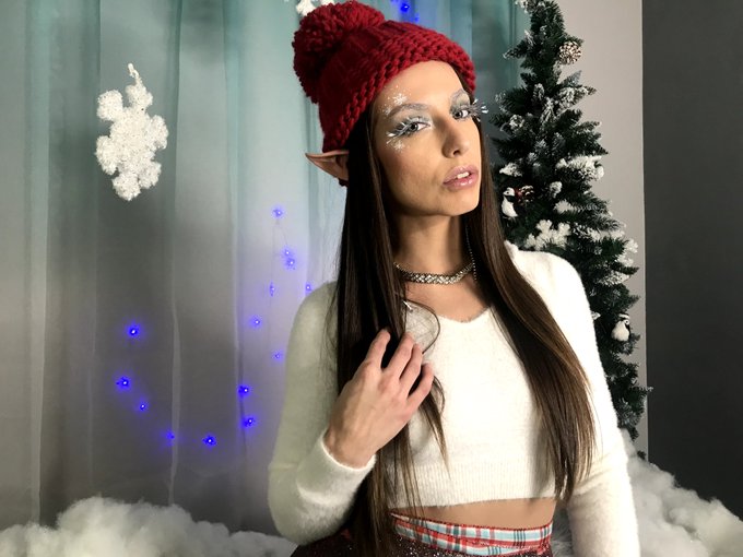 New photoset available on my OnlyFans, matching clip cumming soon❄️  Click the link in my bio to undress