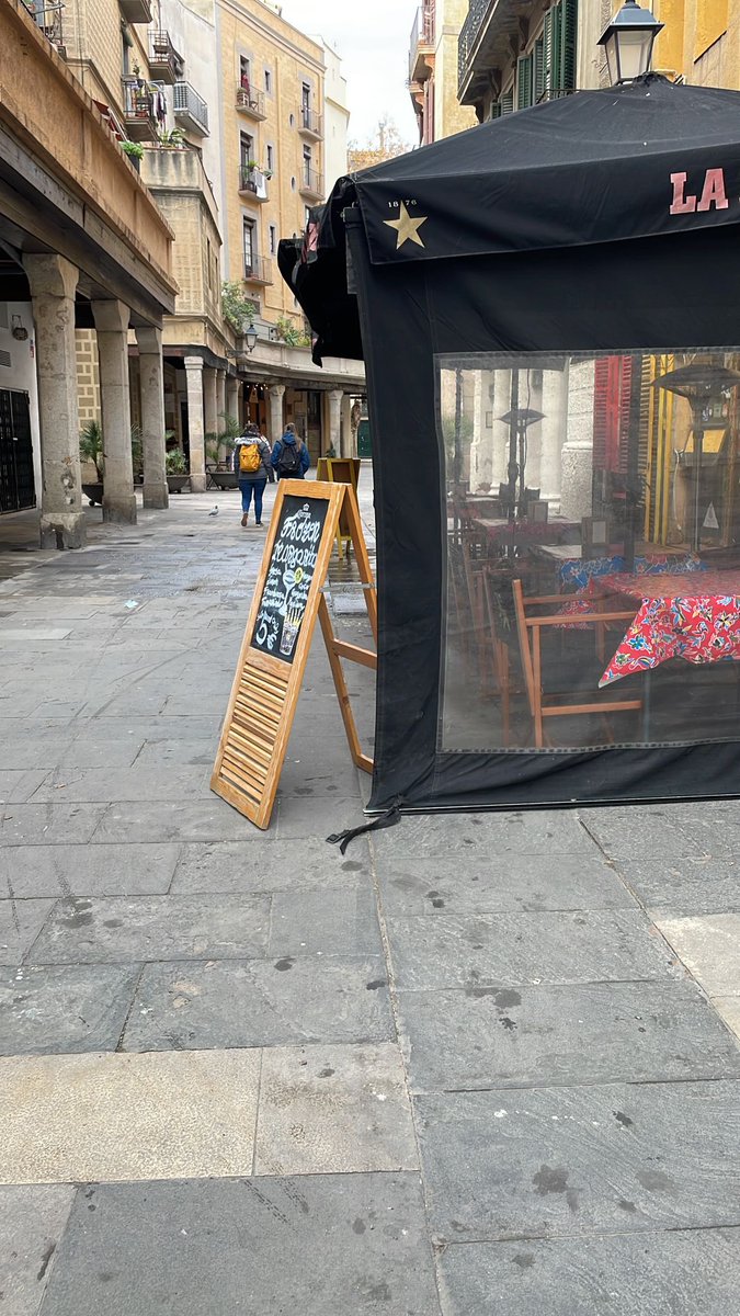 albaa_segura's tweet photo. L’Ajuntament de BCN estableix la normativa que tots els elements d’un local han d’estar dins la zona establerta, per moltes raons, una d’elles és que dificulta el pas a les persones amb discapacitat visual #sharediversitat #diversitatuoc1 https://t.co/fPjhkXpbQC