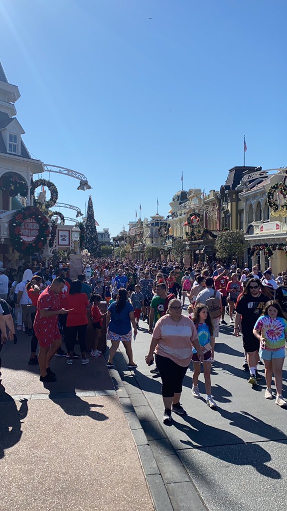 epcotday's tweet photo. Yeah it’s really slow https://t.co/wIFYZpp2Gx