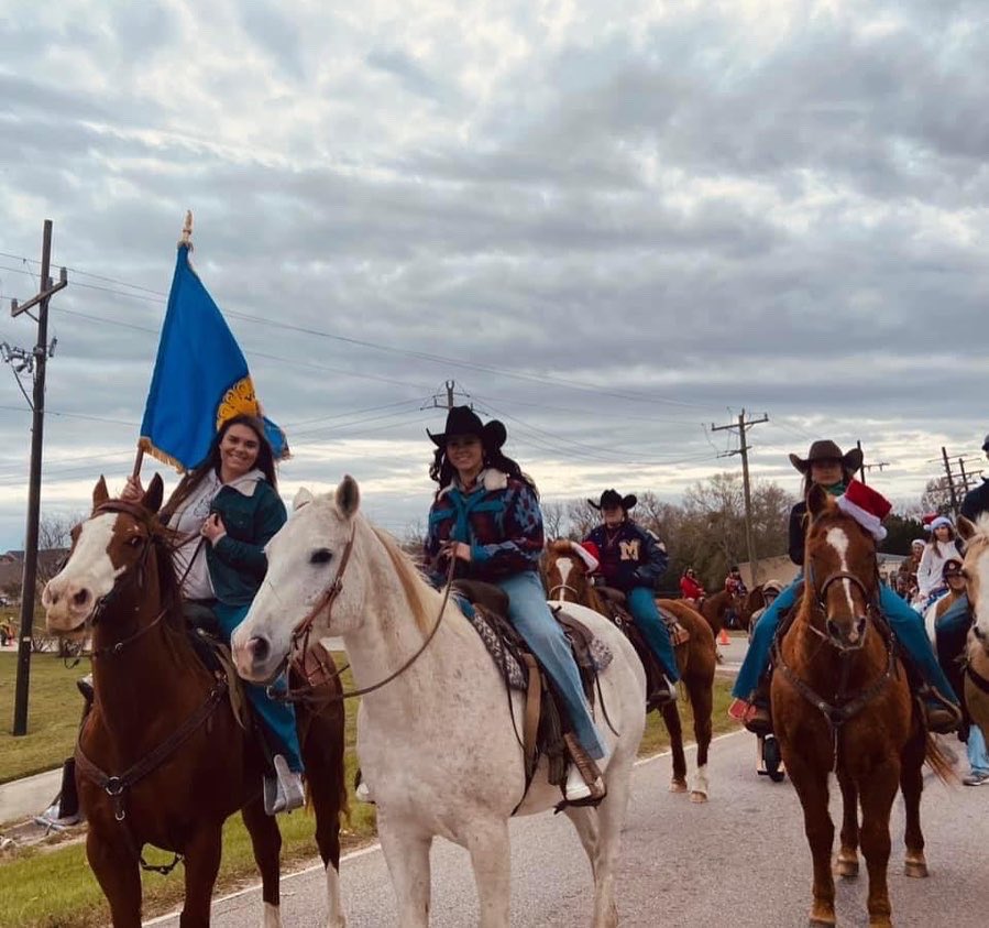 💛💙—Montgomery Christmas    Parade 2021—💙💛 @Tommaney_MHS @Schur_MHS <a href="/MontgomeryISD/">Montgomery ISD</a> <a href="/mhs_bears/">Montgomery High School</a> <a href="/ybkmontgomery/">Montgomery Yearbook</a> @MISDCareerTech