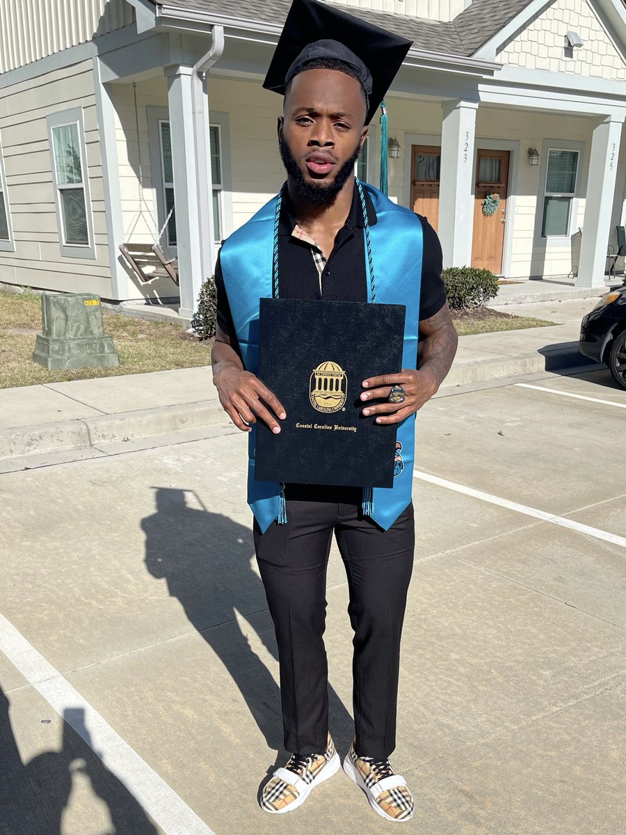 djordanstrong's tweet photo. High School : 1.7 GPA

College : 3.0  and that’s all she wrote #CCULater ✌🏾 🖤 https://t.co/s3UnstY5rv