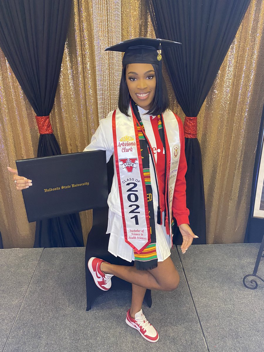 qveen__arke's tweet photo. DEGREED 🤝❤️‍🔥 #vsualumna #biggrad https://t.co/4hhVOJEikN