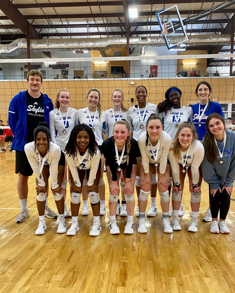 sarahmadsencox's tweet photo. 🥇🥇🥇🥇🥇🥇 @rileycoxvb @atxskylinejrs #17Royal https://t.co/TN1C7Oozt6