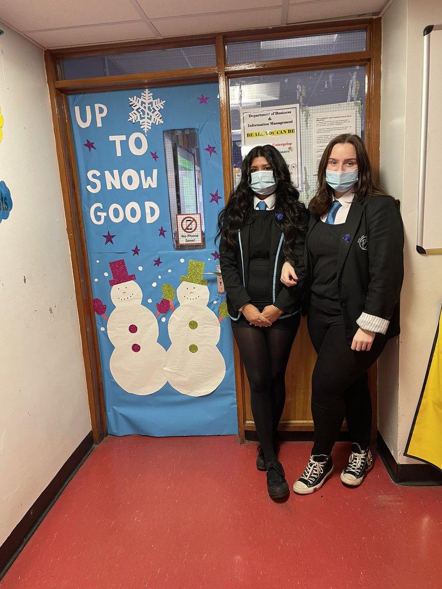 S6 Enterprise using their creativity skills to decorate the door in 1.3!! Fab effort🌟 <a href="/BoclairYoung/">S6 Enterprise Team</a> <a href="/BoclairBusiness/">BoclairBusiness</a> @MissHistoryMods 🎄☃️❄️