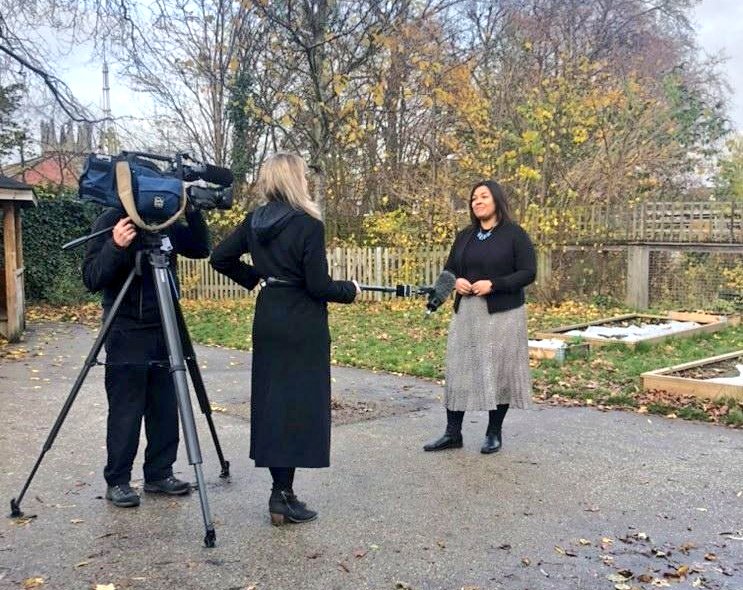 ChefsinSchools's tweet image. Watch @itvlondon at 6pm to hear from Head Teacher Lisa, Head Chef Luke and pupils from @RusheyGPrimary about why they're fundraising for a memorial #foodeducation garden for their much missed teacher Sabina Nessa.
Please donate if you can!
🙏💚
justgiving.com/crowdfunding/s…