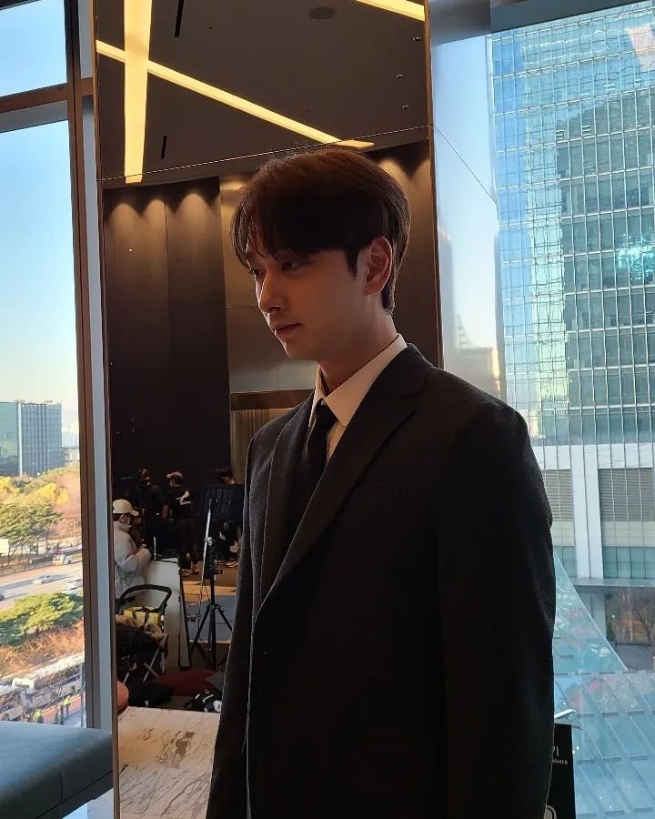Real2PMBrasil's tweet photo. [CHANSTAGRAM] 13.12.21
@2PMagreement211 #2PM #Chansung 

“#ShowWindow_ThwQueens_House #SegTer #1030PM
#Jongwon #HanJongwon” 

cr.: 2pmalways https://t.co/O2USotj5RJ