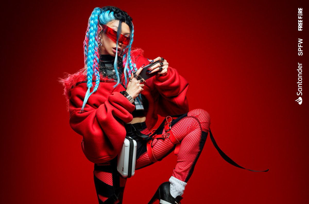 thegamecamper's tweet photo. Mobile #esport title @freefirelatino was featured on São Paulo #Fashion Week ( @SPFW ) 🛩️📽️ in partnership with @santander_br #Bank https://t.co/Ee5natFiRv #fashion #Hautecouture #creativeindustries #crossover  #freefire #brazil #fashionweek cc @anaschuch @multiversomais https://t.co/nyMwd1r953