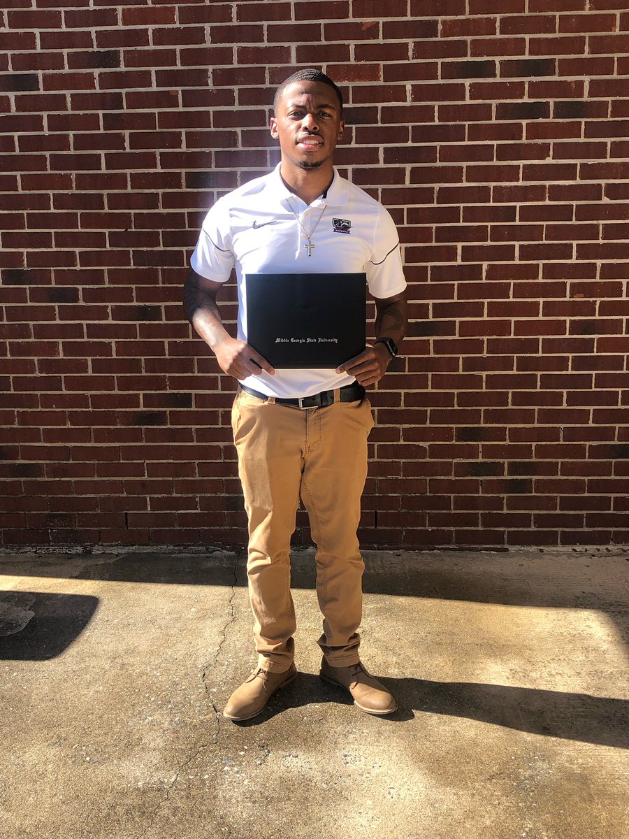 JFord229's tweet photo. “I know for sure for sure if my grandad was living I know he would be proud of me” B.S in Sports Management/Health Administration 📚🎓 #MGSUAlumni #FutureCoach 🏈 https://t.co/YqYSzHmHCT