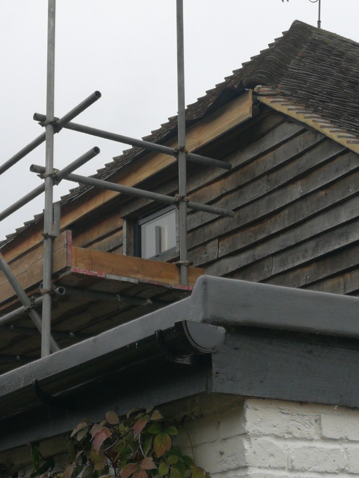 Works at one of our projects in Petworth are progressing nicely 🤩

The tired guttering on this farmhouse is being replaced with brand new seamless aluminium gutters. 

To allow for this important update, we're stripping back the roof tiles and altering the rafters.

#msbc
