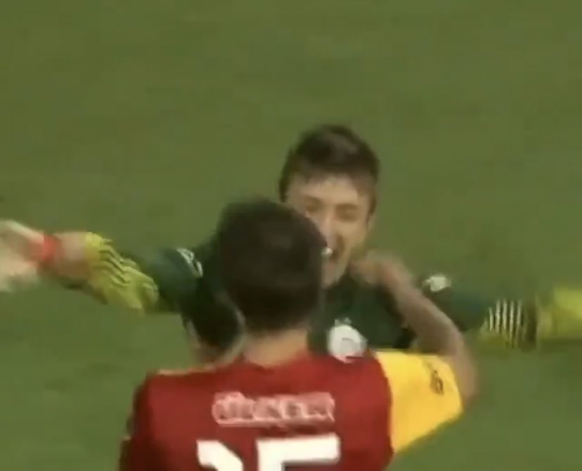 Küme düşen rakibine karşı, kalecisine penaltı attırma terbiyesizliği yapan adamlar ahlaktan bahsetmesin bi zahmet. Gün gelir eden bulur