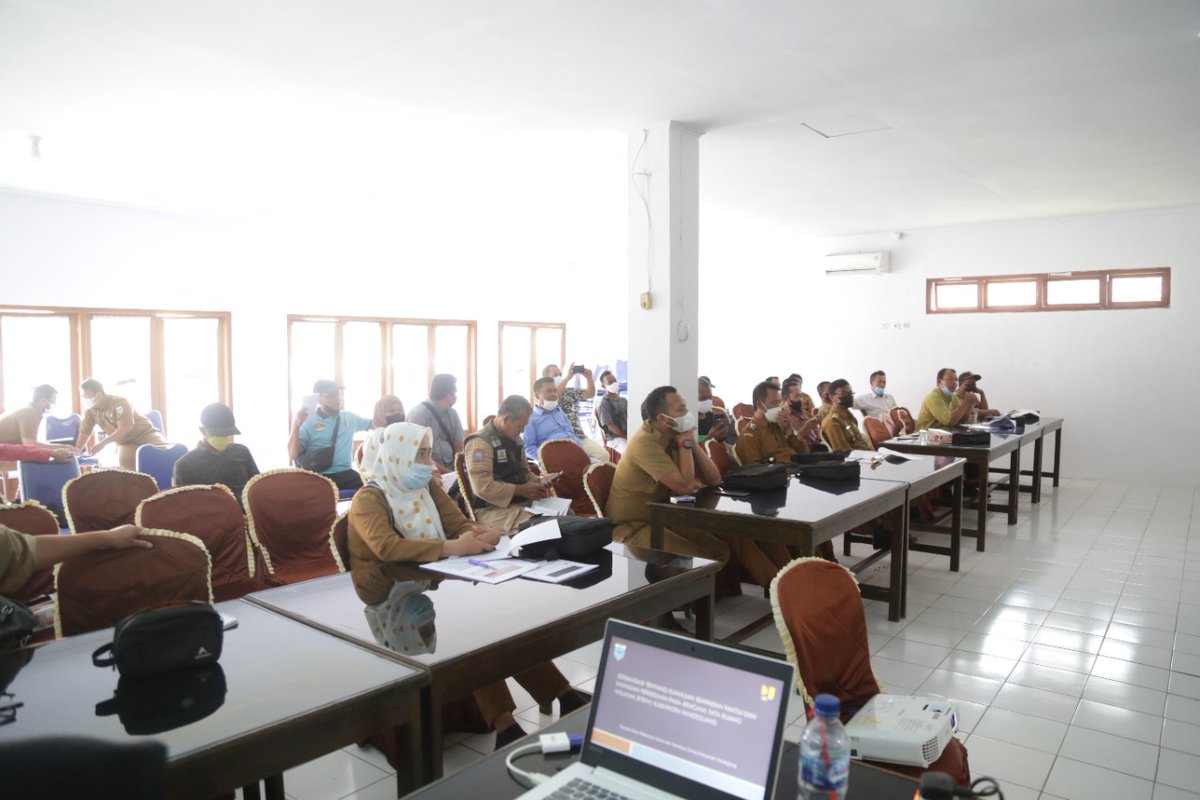 Dinas Pekerjaan Umum dan Penataan Ruang (DPUPR) Kabupaten Pandeglang menggelar Sosialisasi Tindak Lanjut Fasilitasi Penertiban Indikasi Pelanggaran Pemanfaatan Ruang bertempat di Saung Nini Aki Kecamatan Carita, Senin (13/12/2021).