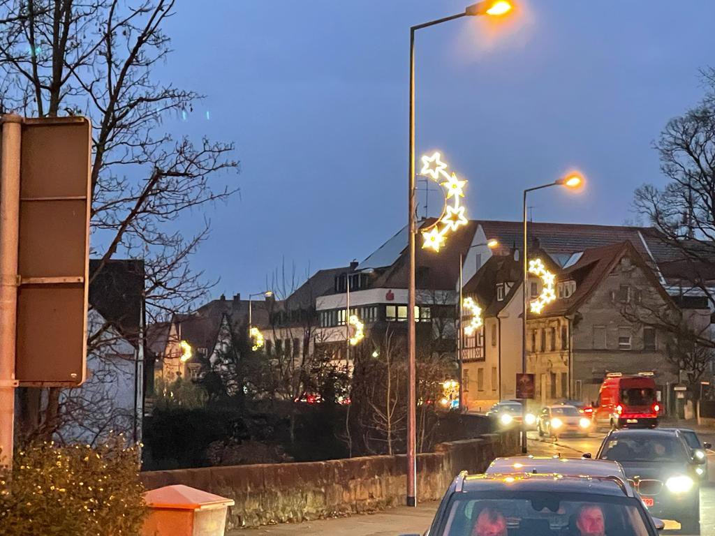 Weihnachtliche Stimmung in Lauf 🌲Unsere wunderschöne Stadt Lauf erstrahlt seit dem 1. Advent im heimeligen Lichterglanz. Danke dass wir hierbei unterstützen konnten. Definitiv einen Besuch wert, auch ohne Weihnachtsmarkt 😉❤️ #weihnachten #lauf_de #meinestadt #advent