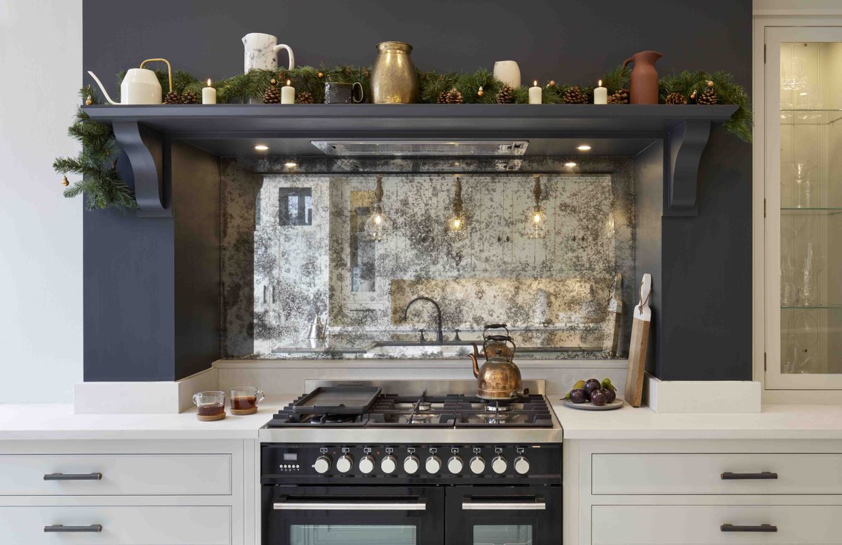 Have you been thinking about how to decorate your kitchen this festive season? This garland is the perfect touch to bring the festive spirit into your kitchen and pairs perfectly with the antique-mirrored splashback. Explore more of our Arbor range: bit.ly/3kVyQLr