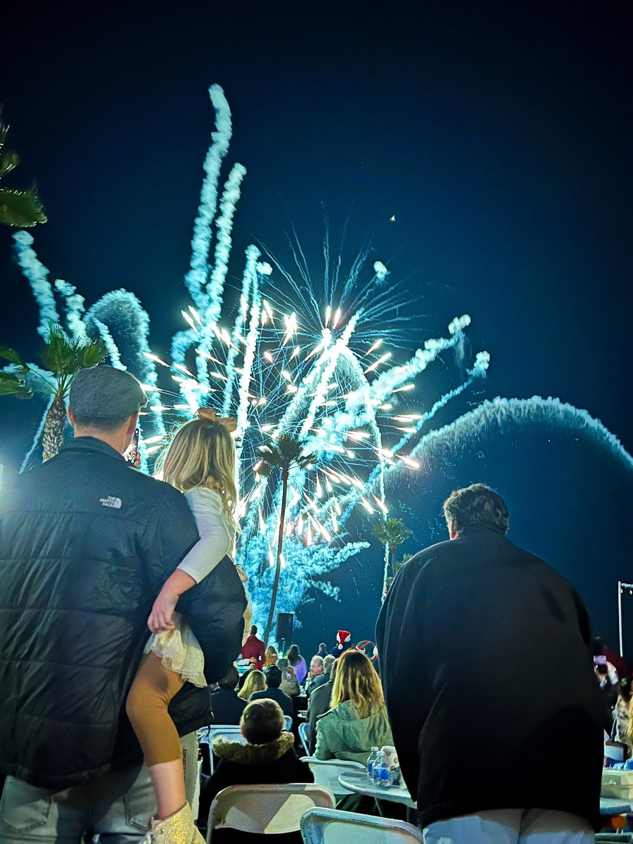 DSeguraJourno's tweet photo. Took the kiddos to the Manhattan Beach Holiday Fireworks yesterday, so this was the only decent phone pic I could get while holding the 8-month-old π
. Happy Holidays, all!
#manhattanbeach #mbfireworks https://t.co/ufitHbzN9D