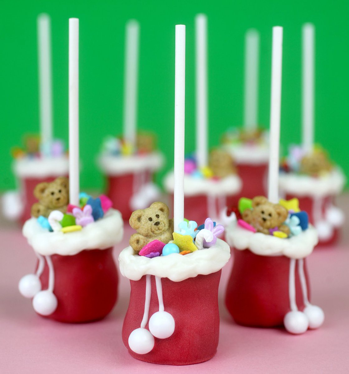 bakerella's tweet photo. Santa’s bag cake pops. Tiny treats big on fun. https://t.co/4kN90eXZHy https://t.co/9taJna4DY9