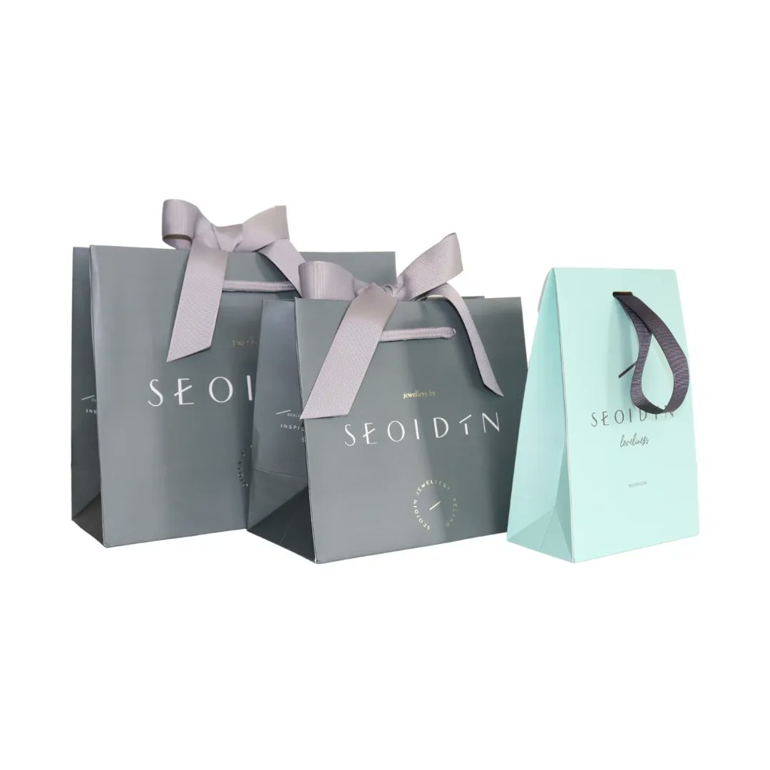 PanachePack's tweet image. Every detail counts! 💖
Seoidin Jewellery have designed beautiful branded packaging to showcase their amazing jewellery. 

We loved producing these gift bags, each bag with luxury finish. 
sales@panachepackaging.com
.
.
.
#giftpackaging #customprinting #packagingdesign