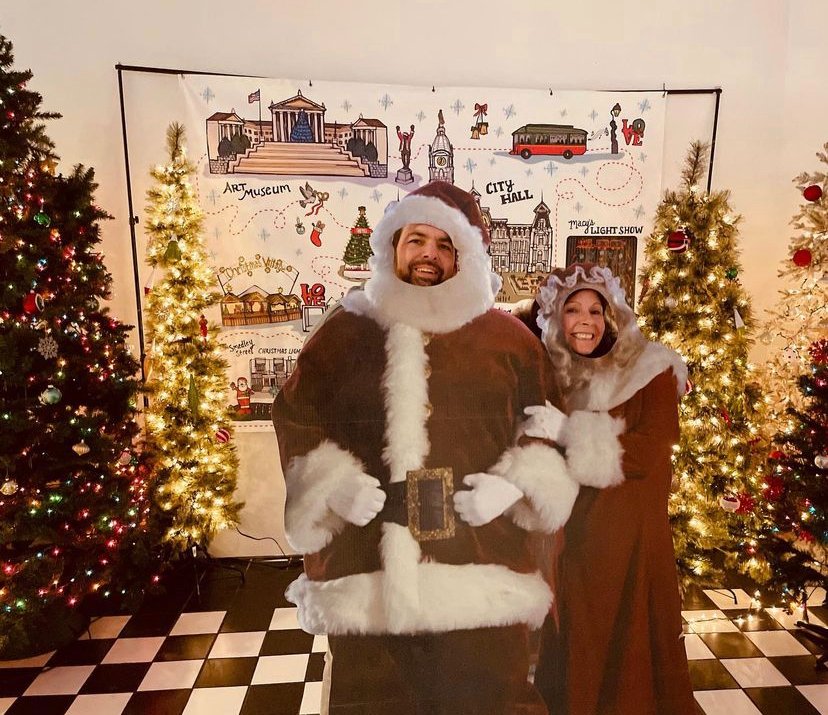 ByobTourPhilly's tweet photo. 🎅 On our Holiday Light Tour, the fun starts before the tour even begins! To hop aboard our jolly trolley, we meet at @TheBoursePhilly, where you can keep warm in our festive indoor waiting room, score the perfect photo op, and even meet Santa. Book now: https://t.co/IHWjZmP0kI https://t.co/VP3mNklszp