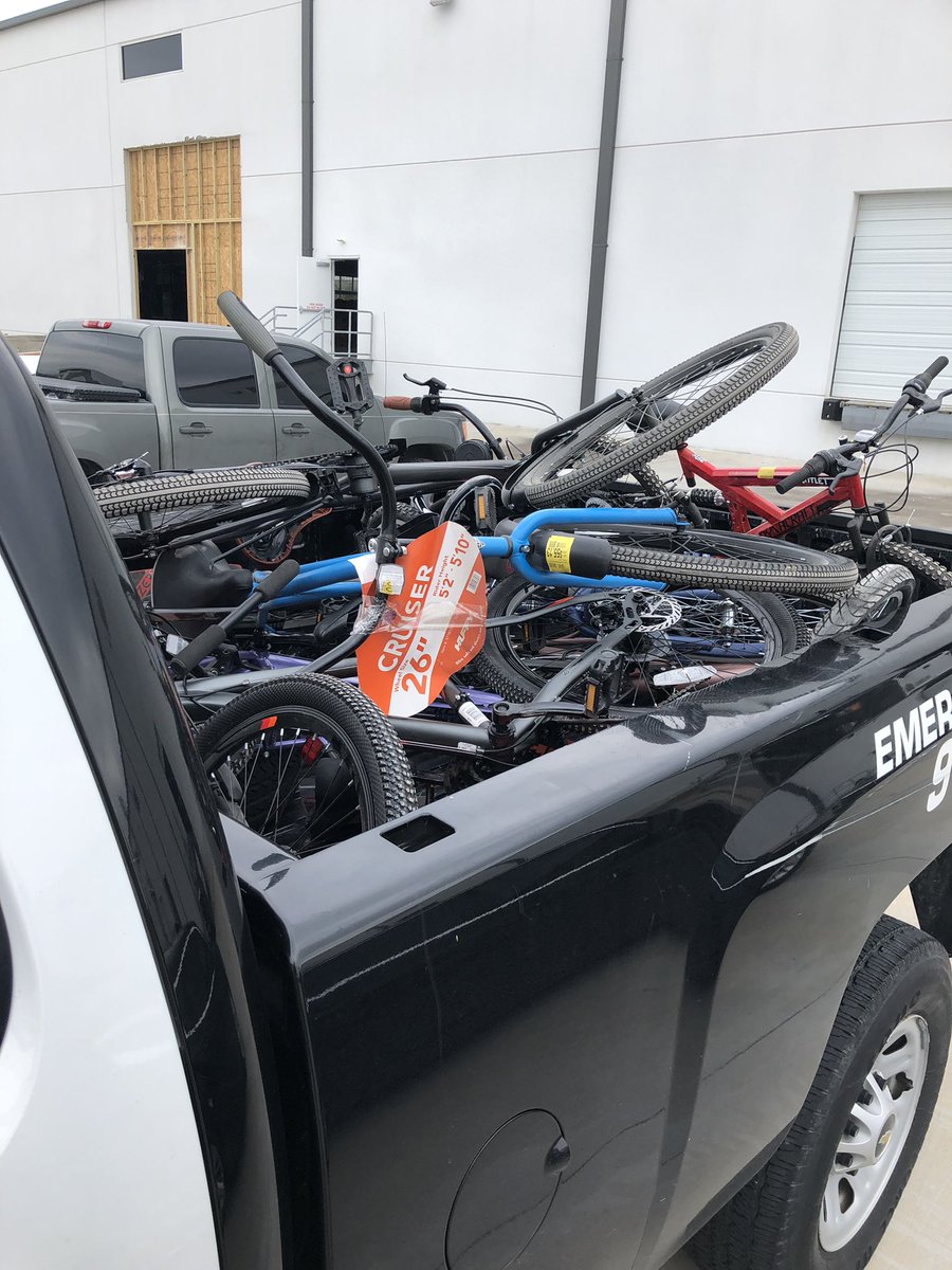 RaulCollins16's tweet photo. @BastianEs1 getting the bikes ๐ด to kiddos @houstonpolice #OneSafeHouston #HPD @officer_jt #Itsbettertogive #OfficeOfCommunityAffairs https://t.co/GpxCJFahBj