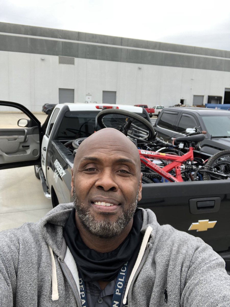 RaulCollins16's tweet photo. @BastianEs1 getting the bikes ๐ด to kiddos @houstonpolice #OneSafeHouston #HPD @officer_jt #Itsbettertogive #OfficeOfCommunityAffairs https://t.co/GpxCJFahBj