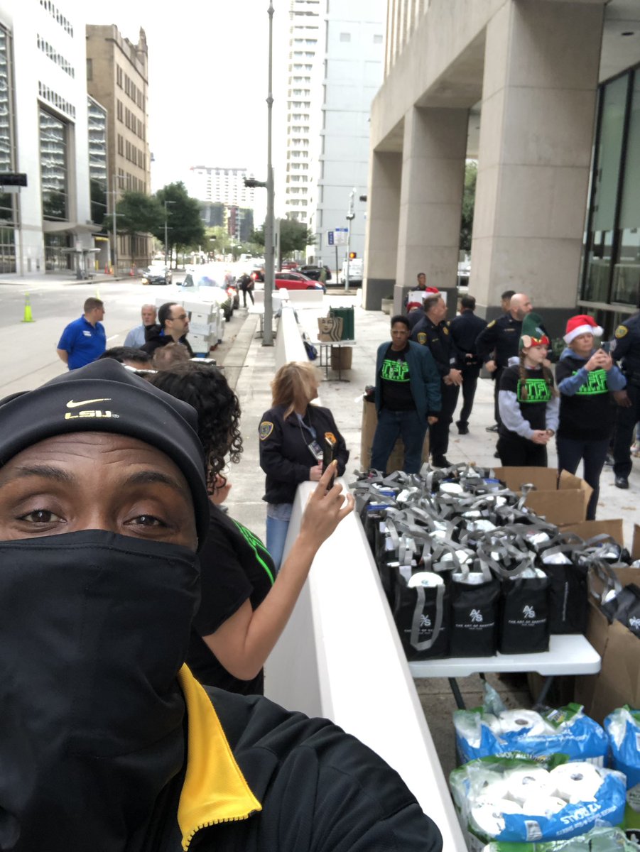RaulCollins16's tweet photo. @BastianEs1 getting the bikes ๐ด to kiddos @houstonpolice #OneSafeHouston #HPD @officer_jt #Itsbettertogive #OfficeOfCommunityAffairs https://t.co/GpxCJFahBj