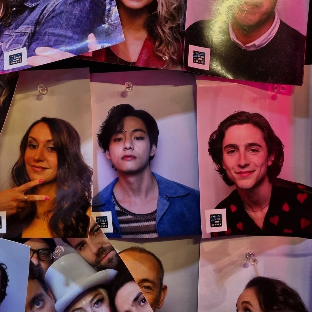 italianarmyfam_'s tweet photo. 📸 Si può gentilmente chiedere al Late Late show di scannerizzare tutte queste perle che i BTS hanno casualmente lasciato nel loro studio e postarle in HD???? Grazie. 😀

@BTS_twt #BTSxLateLate https://t.co/MKtURYCnSR