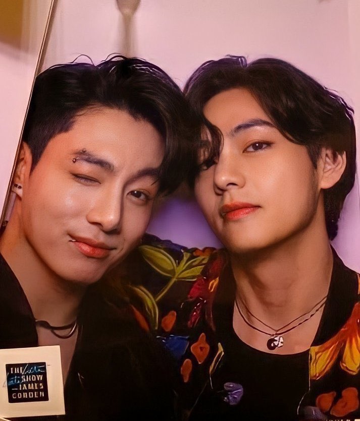 italianarmyfam_'s tweet photo. 📸 Si può gentilmente chiedere al Late Late show di scannerizzare tutte queste perle che i BTS hanno casualmente lasciato nel loro studio e postarle in HD???? Grazie. 😀

@BTS_twt #BTSxLateLate https://t.co/MKtURYCnSR