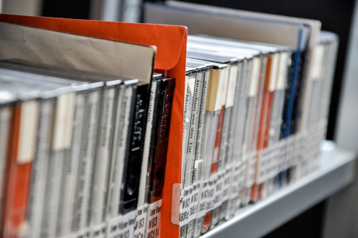 STRMedienarchiv's tweet photo. In unserer Institutsbibliothek sind wir auf einige Tonbandkassetten aus der NDL gestoßen, die Hörspiele enthalten. Wir werden versuchen, diese historisch einzuordnen und Verbindungen zu früheren Lehrveranstaltungen zu rekonstruieren. Wir halten euch auf dem Laufenden! https://t.co/3Mr7hXF95b