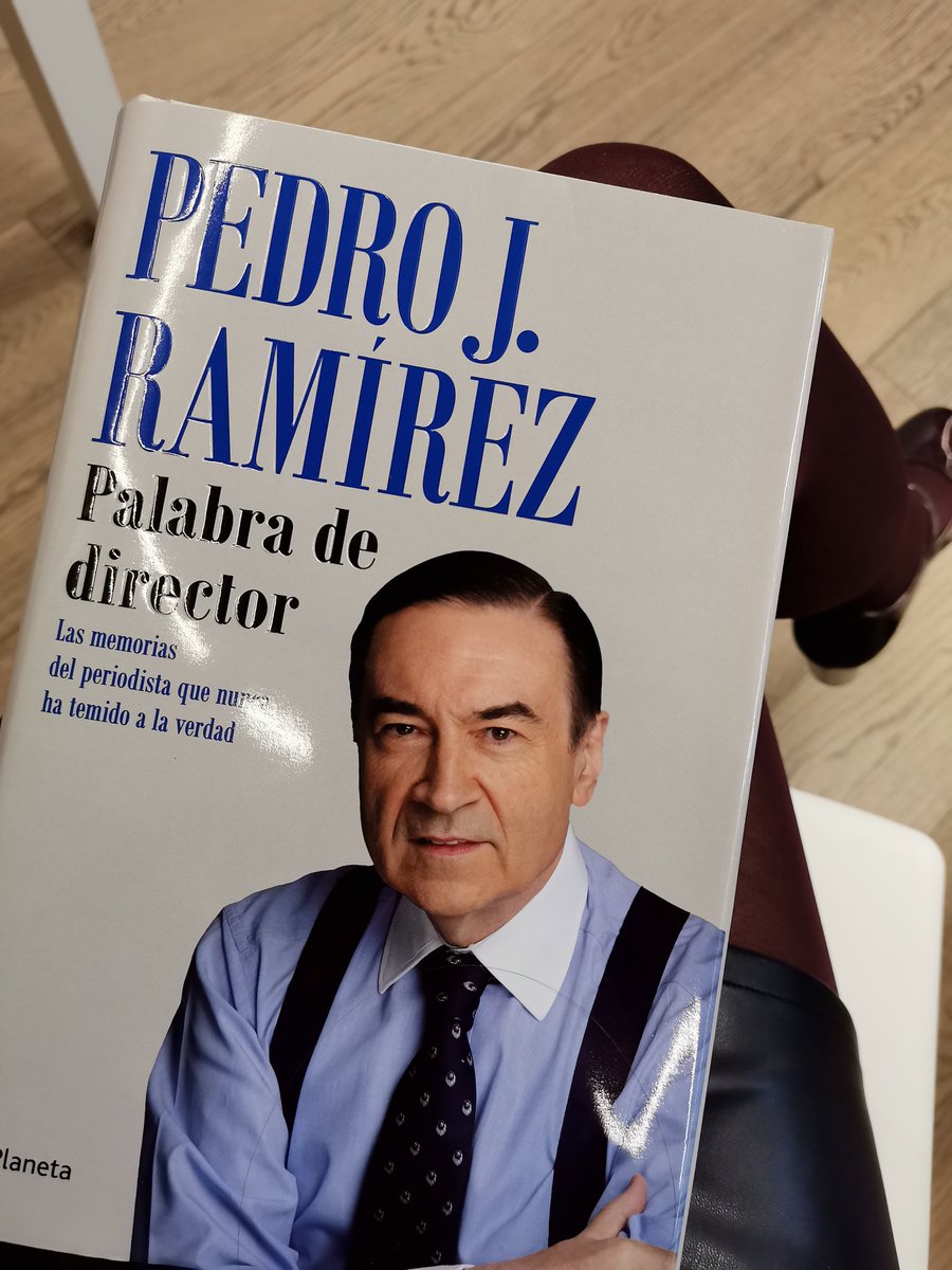 MarynesC's tweet photo. Escuchando a @pedroj_ramirez gracias a @LlorenteyCuenca. Un lujo total tener entre mis manos este libro y reflexionar sobre el #Periodismo de hoy en día. #PalabradeDirector #conversaciones https://t.co/wqqyVnQh21