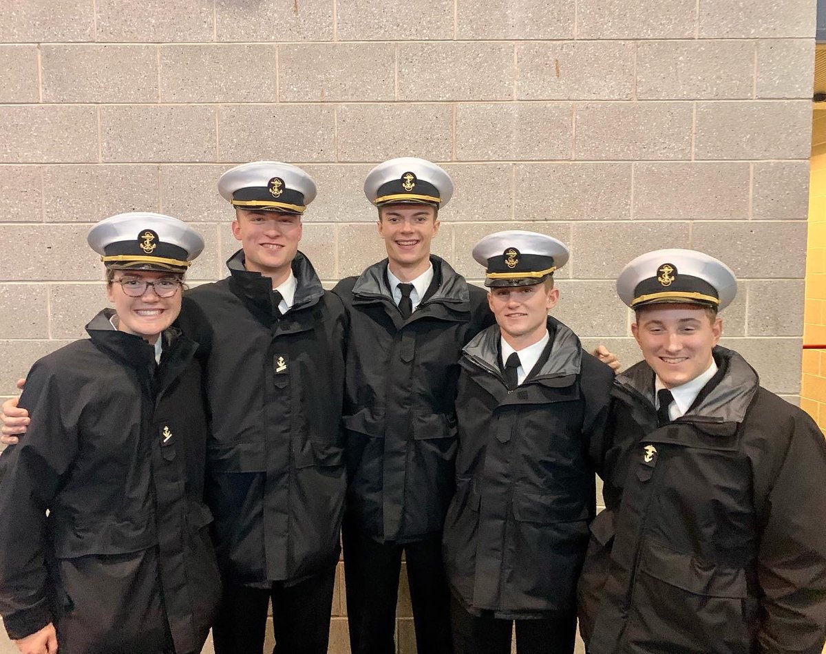 Great to see five midshipmen, all from Hingham, at the Army vs. Navy game, including two Hingham Crew alums 2020 grad Clair Schnorr and 2019 grad Reed Schilb!