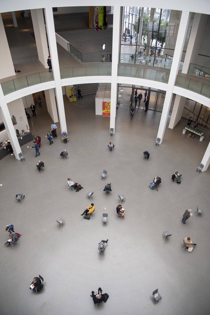 Pinakotheken's tweet photo. Ruheraum Rotunde: in der #PinakothekDerModerne wurden heute über 500 Menschen geimpft. 💪 Großen Dank an die Helfer:innen und Kooperationspartner! Ab morgen wieder Museumsbetrieb. #OpenButSafe
Infos zu Besuch, Tickets und Ausstellungen auf https://t.co/vl4NGgOyRa https://t.co/62Yveo6XYa