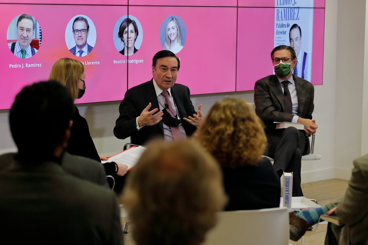 LLYC_Global's tweet photo. "El papel del #periodismo más allá de vigilar al poder político es informar a los ciudadanos de las noticias relevantes y preservar la libertad de opinión. Un periódico, un medio de comunicación, es un proyecto intelectual, una manera de mirar a la sociedad" @pedroj_ramirez https://t.co/kLSmg7xpoL