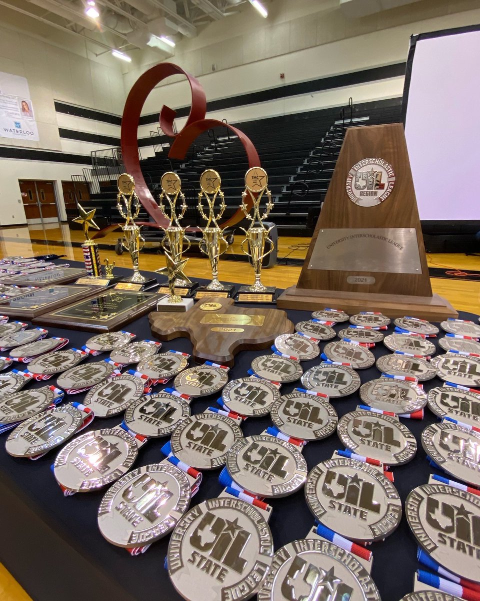 vhsband's tweet photo. Our Silver Medal Ceremony was a celebration! Congrats Vipers on a record-breaking season of excellence and #definingthestandard. We will always love Juliet! 🐍🖤💌#julietletters #uilstate2021 https://t.co/lNsUDTZwmh