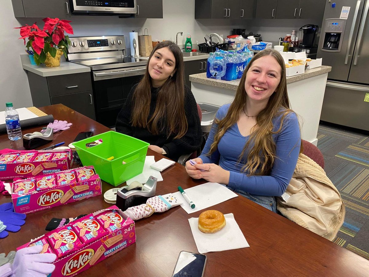 ETCexchange's tweet photo. Student Highlight 💙✨
.
.
Shout out to our amazing students from Texas! They volunteered at West Side Service Project making snowmen out of candy bars &amp; socks/mittens for the local children arriving with their parents for a holiday food b... #etcfamily #etcexchange #etcgivesback https://t.co/j6AAPWWsg0