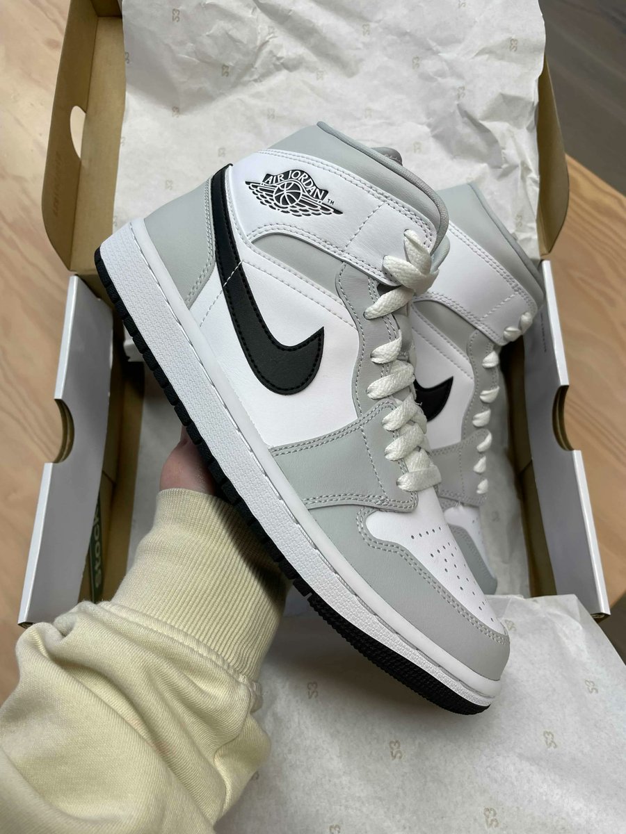 ✨ DOUBLE ENTRIES WHEN YOU TAG A FRIEND ✨

ICYMI, we're giving away a pair of the Jordan 1 Mid "Light Smoke Grey" to one lucky winner! 

All you have to do is:
1. Follow <a href="/TheSoleWomens/">The Sole Womens</a>
2. Like &amp; RT this post
3. Comment with your UK shoe size

Good luck! 🤩