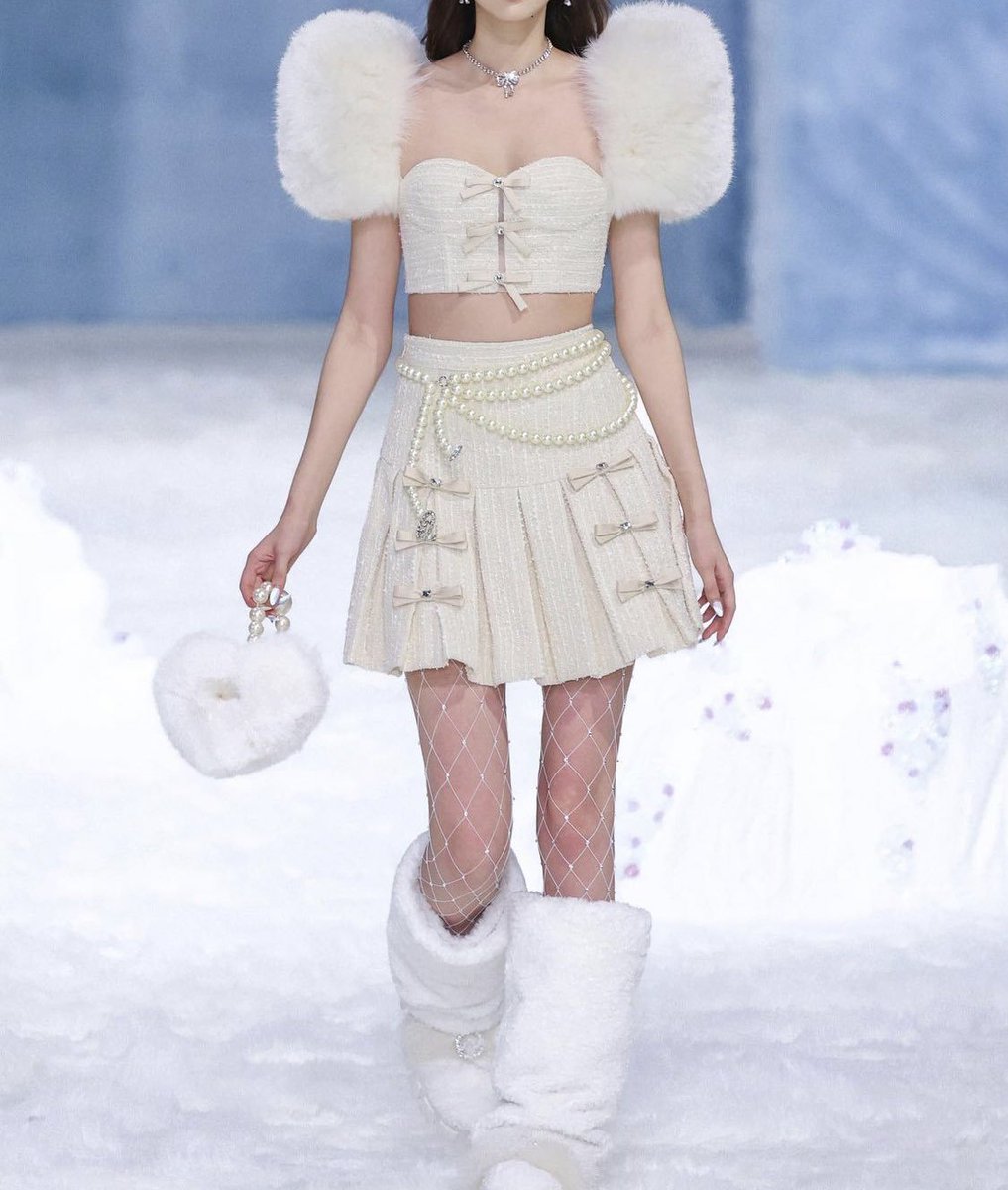 archivedlooks's tweet photo. Ozlana fall 21/22. https://t.co/56sT2a5sw8